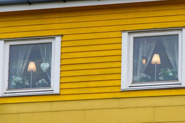 Pencerede Geleneksel Misafirperverlik Işığı - Norveç