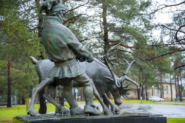 Sodankyla 'daki ren geyiği heykeli - Finlandiya 