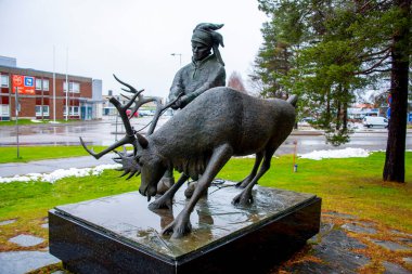 Sodankyla 'daki ren geyiği heykeli - Finlandiya 