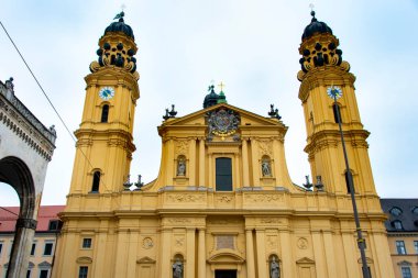 Odeonplatz 'daki Tiyatro Kilisesi - Münih - Almanya