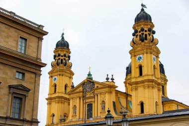 Odeonplatz 'daki Tiyatro Kilisesi - Münih - Almanya