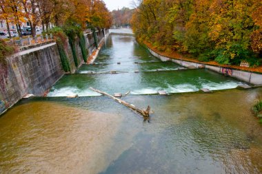 Münih 'teki Isar Nehri - Almanya