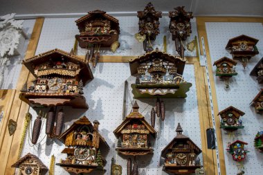 Duvardaki Guguklu Saatler