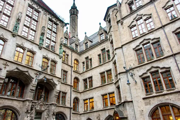 Münih, Almanya 'daki Yeni Belediye Sarayı Avlusunda Cephe