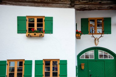 Mittenwald 'da Geleneksel Pencere Önü - Almanya