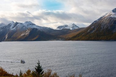 Senja Adası 'ndaki Ornfjord Norveç