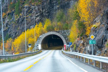 E10 - Norveç 'teki Leirvik Tüneli