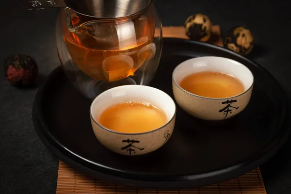 Ζεστό Πράσινο Τσάι Πήλινα Κινέζικα Φλιτζάνια Και Μια Γυάλινη Τσαγιέρα — Φωτογραφία Αρχείου