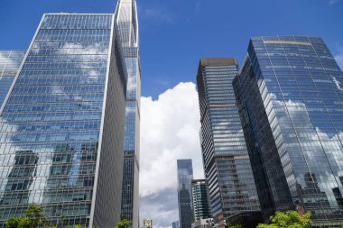 Shenzhen, Çin 'in iş merkezinde cam ve metalden yapılmış çok katlı binaların manzarası, 13.07. 2024