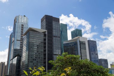 Shenzhen 'in finans bölgesindeki gökdelenlerin ve binaların manzarası. 17.08.2024