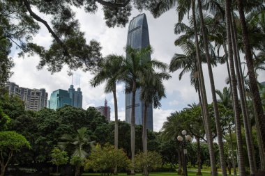 Shenzhen 'in merkezindeki park yeri şehrin gökdelenlerine bakıyor.,