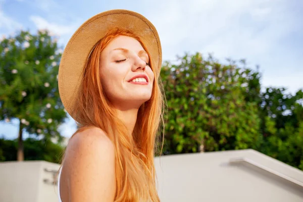 여름날 배경에 모자를 아름다운 여자의 — 스톡 사진