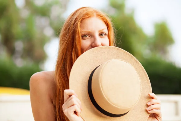 藁帽子の美しい若い女性の肖像画と夏を背景に白いドレス — ストック写真