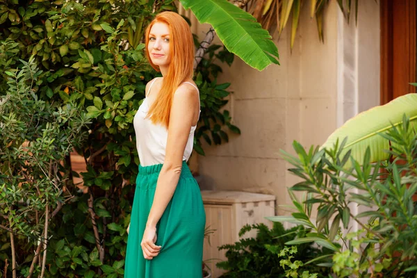 Schöne Junge Frau Einem Grünen Kleid Auf Dem Hintergrund Des — Stockfoto