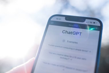 Yapay zeka ya da ChatGPT sohbet ekranı. OpenAI tarafından geliştirilen yapay zeka sohbet robotunu kullanarak bilgi arayan bir adam. Atina, Yunanistan - 11 Mart 2023