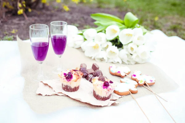Delicious Beautiful Romantic Summer Picnic Table Food Drink Flowers Wedding — Stock Photo, Image