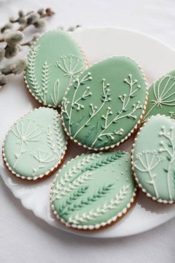 Yeşil ve beyaz kremalı lezzetli kekler.