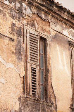 Eski bir binada terk edilmiş eski bir ev.
