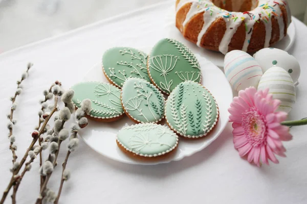Сладкие Пасхальные Торты Торт Цветы Украшенные Зеленым Белым Маслом Глазурь — стоковое фото