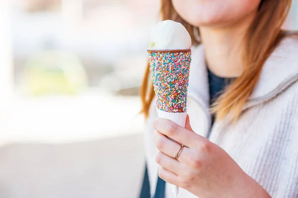 Beyaz Arka Planda Bir Fincan Kahve Dondurmalı Kadın — Stok fotoğraf