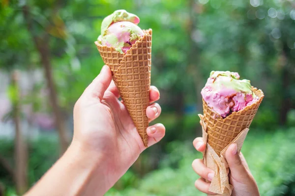 Deux Cônes Crème Glacée Femelle Avec Une Gaufre Main — Photo