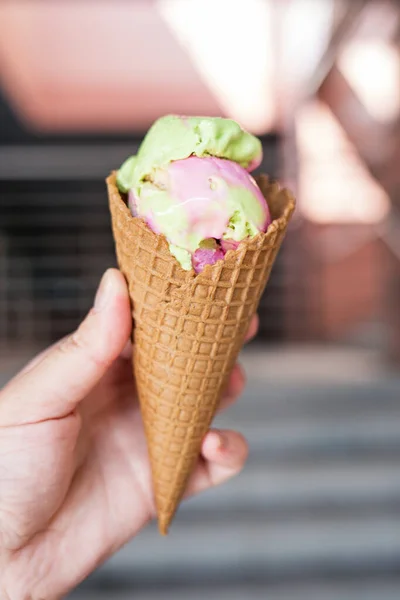 ワッフルコーンのアイスクリームだ 選択的焦点 — ストック写真