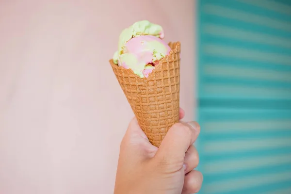 女人的手与冰淇淋华夫格 — 图库照片