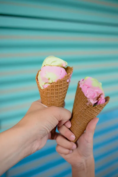 Hand Hält Zwei Eis Cremes Mit Waffeltüten — Stockfoto
