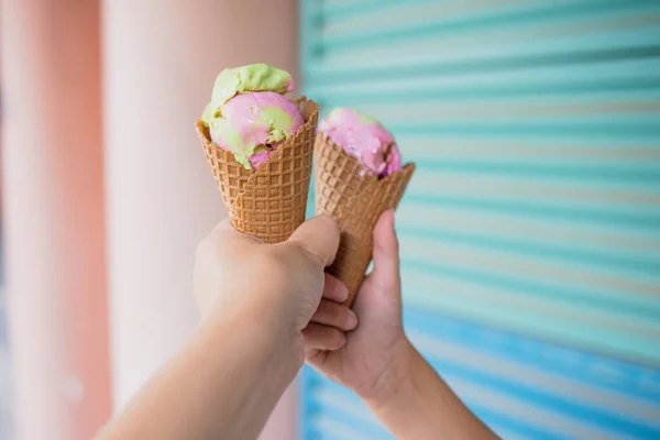 Main Avec Crème Glacée — Photo