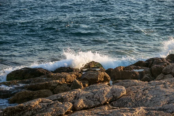 大海在海边岩石上 图库照片