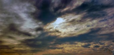 Gün batımından önce bulutlu güzel gökyüzü Ufukta romantik bir günbatımı.