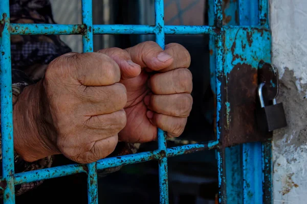 Hapisteki Adam Demir Kafes Parmaklıklarının Arkasında Suçlu Suçlu Hapse Atıldı — Stok fotoğraf