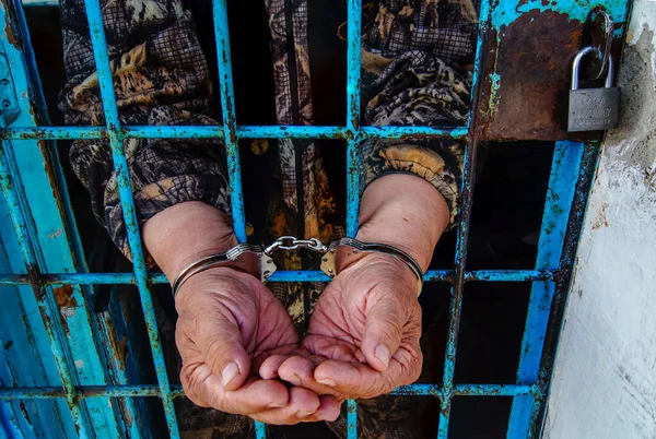 Hapishane Parmaklıklarının Arkasında Elleri Kelepçeli Boş Bir Avuç Bir Yardım — Stok fotoğraf
