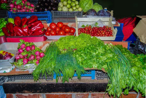 샐러드를위한 야채와 시장에서 채식주의 — 스톡 사진