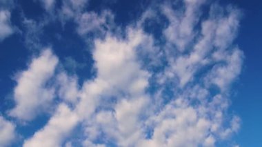 Sol tarafta hızlı hareket eden bir bulut akarken, sağ taraf açık mavi gökyüzü ile açık kalır, metin veya grafik eklemek için mükemmeldir