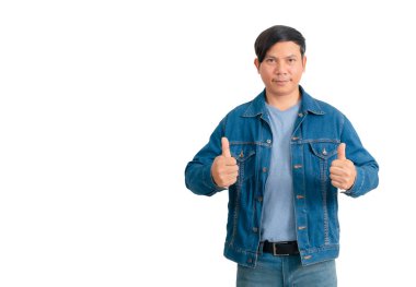 Gömlekli ve kot pantolonlu Asyalı adam.