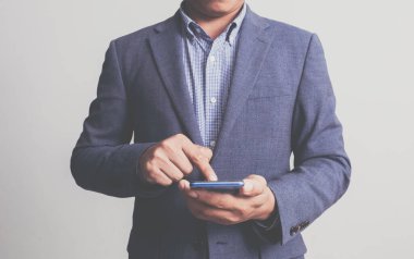 Beyaz arka planda takım elbise giyen bir iş adamı.