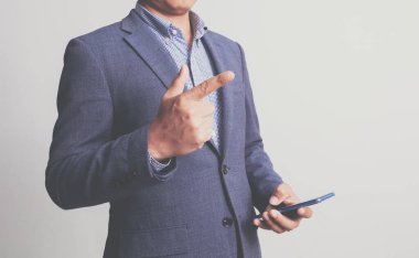 Beyaz arka planda takım elbise giyen bir iş adamı.