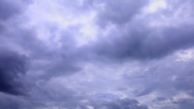 Fırtına zamanı. Fırtına sırasında kara dramatik bulutlar.