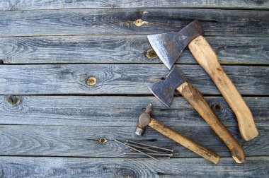 Ahşap işçiliği için el aletleri. Üst Manzara. Baltalar, hummer ve tırnaklar