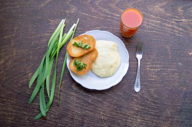 Patates püresi, tost, meyve suyu ve bitkilerle vejetaryen yemeği. Köy tarzında servis edilmiş.