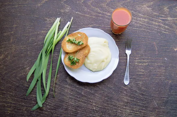 Patates püresi, tost, meyve suyu ve bitkilerle vejetaryen yemeği. Köy tarzında servis edilmiş.