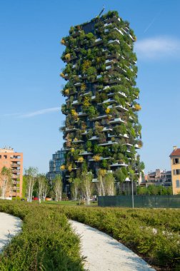 Milano, İtalya. 19 Nisan 2019 - Bosco Verticale - Milano 'nun Isola bölgesinde balkon ve teraslarda büyüyen ağaçlarla modern gökdelen 