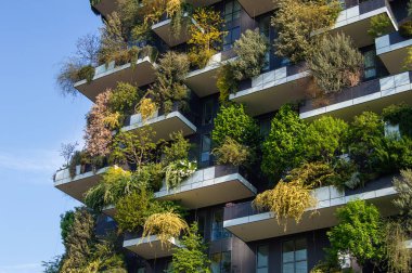Milano, İtalya. 19 Nisan 2019 - Bosco Verticale - Milano 'nun Isola bölgesinde balkon ve teraslarda büyüyen ağaçlarla modern gökdelen 
