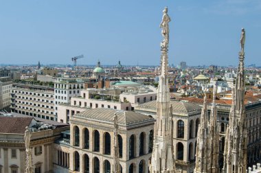 İtalya, Milano 'daki Duomo Katedrali' nin tepesindeki heykeller.
