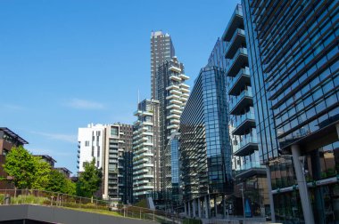 Milan, İtalya: 19 Nisan 2019 - İtalya 'nın Milano kentindeki Porta Nuova bölgesinde modern iş binaları
