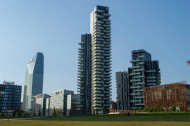 Milan, İtalya: 19 Nisan 2019 - İtalya 'nın Milano kentindeki Porta Nuova bölgesinde modern iş binaları
