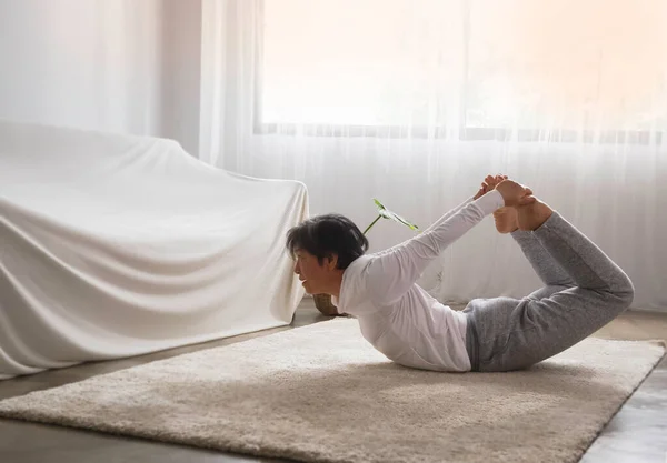 Gamla Dam Poserar Yoga För Träning Vardagsrummet Hobby För Avslappning — Stockfoto