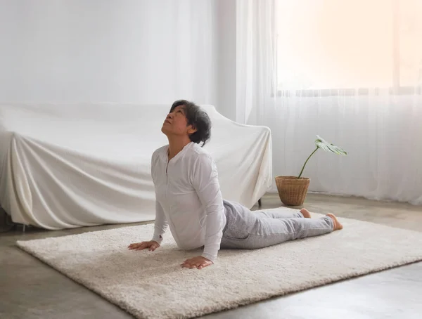 Gamla Dam Poserar Yoga För Motion Vardagsrummet God Hälsa Åldrande — Stockfoto