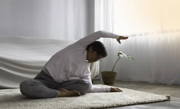 Oude Dame Zit Vloer Poseren Yoga Voor Oefening Woonkamer Voor — Stockfoto
